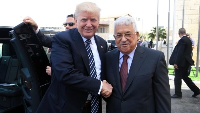 Trump beim Handshake mit Palästinenserpräsident Mahmoud Abbas (Bild: AFP)