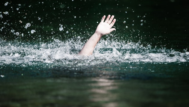 Beim Schwimmen im Obertrumer See ging der Pensionist plötzlich unter. (Symbolbild) (Bild: thinkstockphotos.de (Symbolbild))