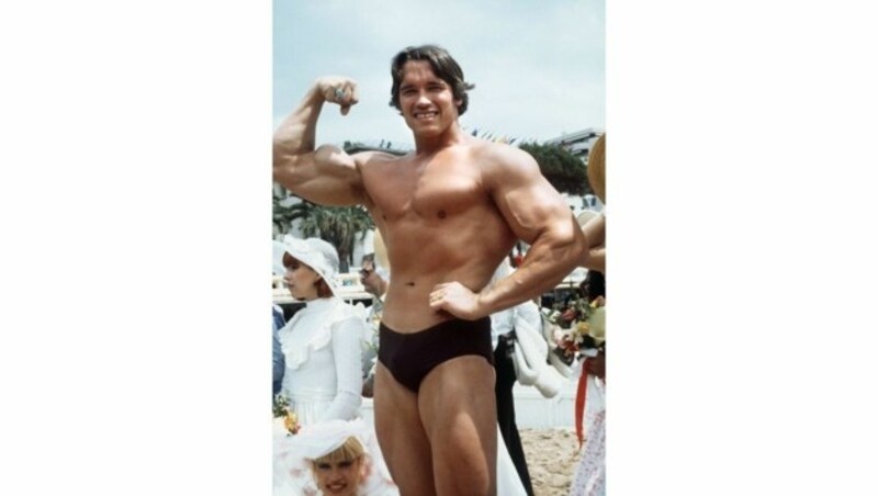 Arnold Schwarzenegger posiert 1977 während des 38. Filmfestivals von Cannes. (Bild: APA/AFP)