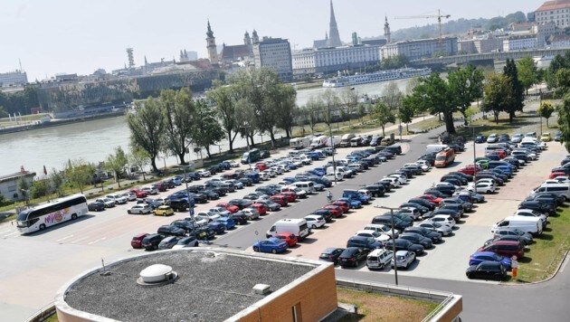 Auf der eigentlichen Grünfläche parken bis zu 1200 Autos. Ob das so bleiben kann, ist noch unklar. (Bild: © Harald Dostal / 2017)