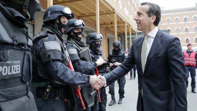 Bundeskanzler Kern während eines Besuchs bei der Sondereinheit WEGA in der Roßauer Kaserne (Bild: APA/BKA/ANDY WENZEL)