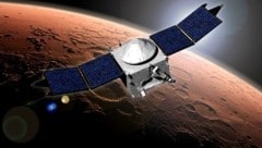 Künstlerische Illustration: Die Marssonde MAVEN im Orbit um den Roten Planeten.