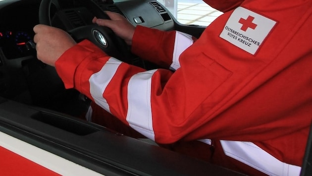 Nach Arbeitsunfällen brachte das Rote Kreuz zwei Verunfallte in die Spitäler (Bild: APA/OÖRK/ASANGER (Symbolbild))