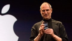 Der verstorbene Apple-Gründer Steve Jobs bei der Präsentation des allerersten iPhones (Bild: EPA)