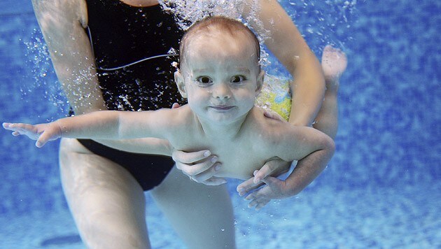 (Kleine) Kinder sollten Sie nie unbeaufsichtigt und ohne Schwimmhilfe ins Wasser lassen. (Bild: thinkstockphotos.de)