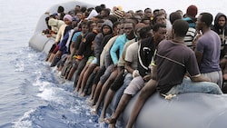 Flüchtende Migranten (Symbolbild) (Bild: AFP (Symbolbild))