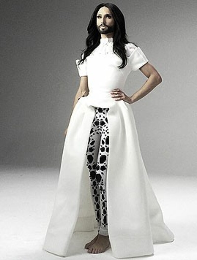 Eines der Outfits: weißes Haute-Couture-Kleid von Emmanuel Maria (Bild: © The-Unstoppables.com)