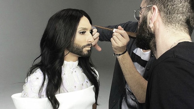 Conchita Wurst lässt sich für den "Heroes"-Dreh schminken. (Bild: © The-Unstoppables.com)