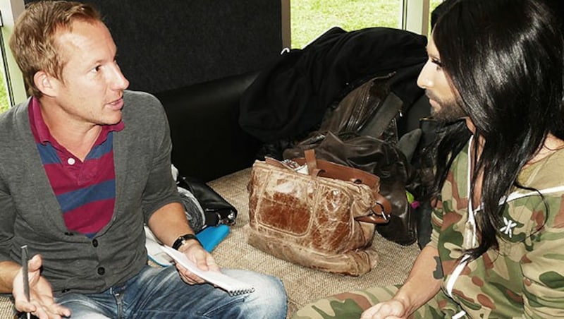 Conchita entspannt im Kuschel-Overall beim "Krone"-Interview. (Bild: © The-Unstoppables.com)