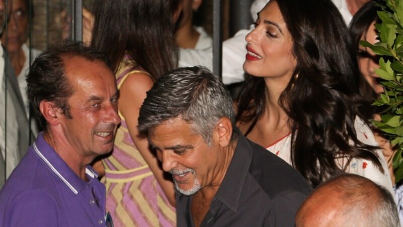 George Clooney und Amal beim Verlassen eines Restaurants in Cernobbio (Bild: www.PPS.at)