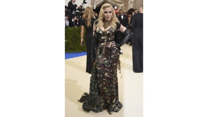 Madonna quetschte ihr Dekolleté in einer Robe mit Camouflage-Muster in die Höhe. (Bild: 2017 Invision)