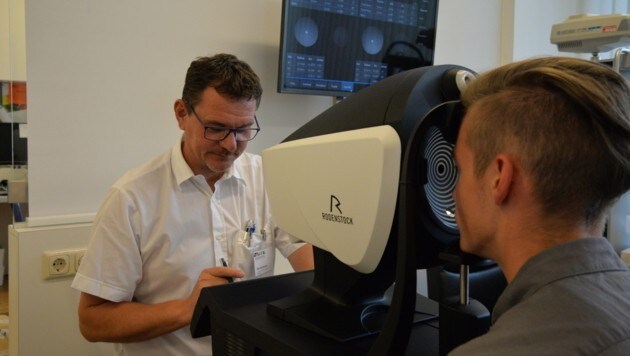 Augenoptiker Alois Buchsbaum ist vom neuen Wellenfront-Messgerät begeistert. (Bild: Barmherzige Brüder)