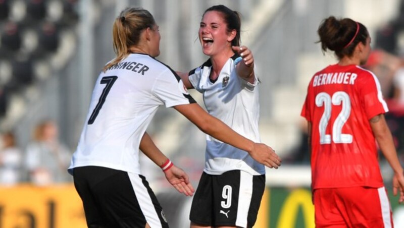 Sarah Zadrazil jubelt mit Carina Wenninger (li.) (Bild: GEPA pictures)