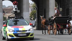 Das Panorama-Bildmaterial für Google Street View hat der Internetkonzern in den vergangenen Jahren mit speziellen Kamerawägen mit 360-Grad-Kamera gesammelt. (Bild: APA/ROLAND SCHLAGER)