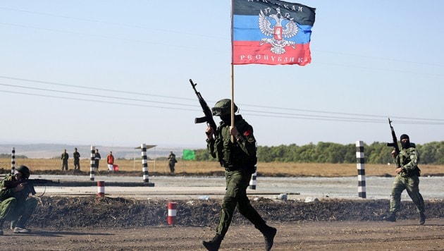 Ein prorussischer Separatist mit einer sogenannten Neurussland-Flagge (Bild: AFP)