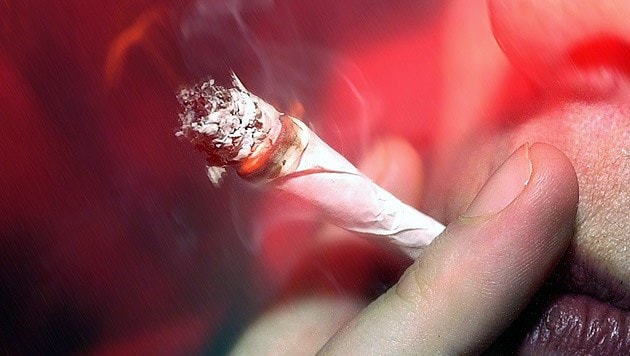 Probeführerscheinbesitzer rauchte während der Fahrt Cannabis (Bild: APA/dpa/Torsten Leukert)