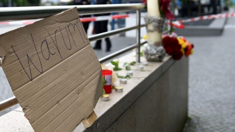 Trauer um die Opfer des Amoklaufs (Bild: APA/AFP/CHRISTOF STACHE)