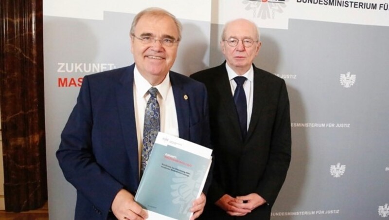Justizminister Brandstetter und Professor Fuchs mit dem Entwurf für den Maßnahmenstrafvollzug. (Bild: Martin Jöchl)