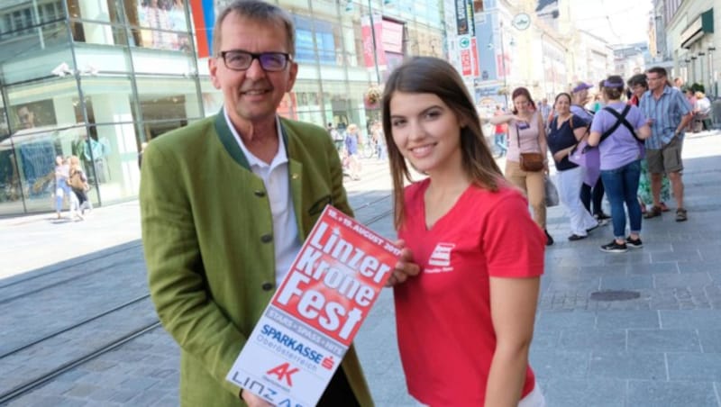 Touristiker Hans Wieser kommt mit einer Abordnung und bringt Salzkammergut-Gemütlichkeit mit. (Bild: Horst Einöder)