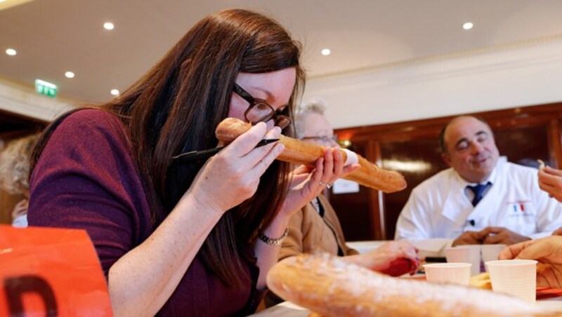 Jury-Mitglieder des Großen Preises der Baguettes in Paris auf der Suche nach dem Siegerbrot (Bild: AFP)