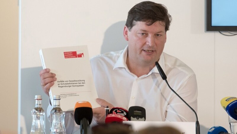 Anwalt Ulrich Weber bei der Präsentation des Abschlussberichts (Bild: dpa)