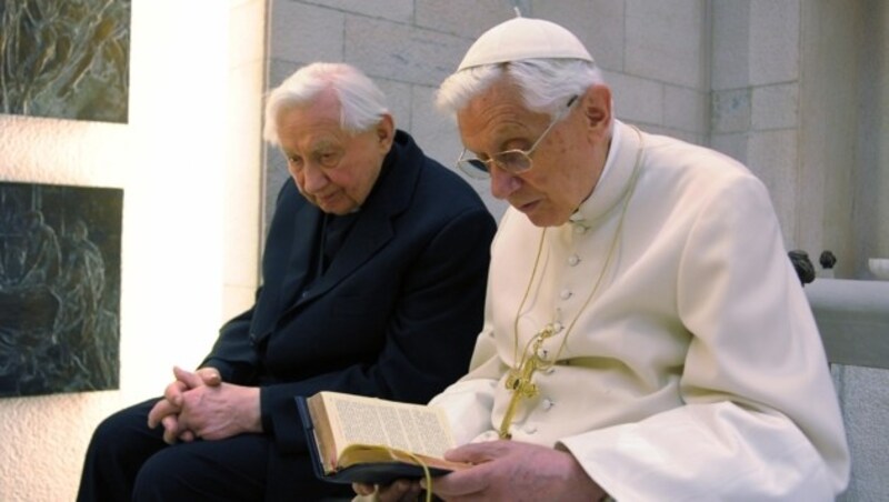 Papst Benedikt XVI. beim gemeinsamen Gebet mit seinem Bruder Georg Ratzinger im Jahr 2012 (Bild: AFP)