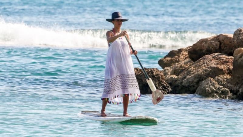 Jessica Alba beim Paddelboarden auf Honolulu (Bild: www.photopress.at)