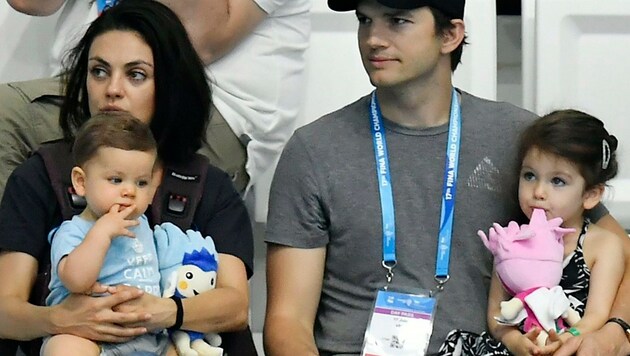 Mila Kunis und Ashton Kutcher mit Sohn Dimitri und Tochter Wyatt (Bild: AP)