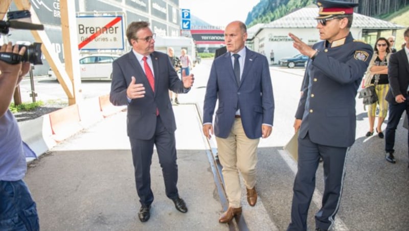 Innenminister Wolfgang Sobotka bei der Besichtigung der Grenze am Brenner (Bild: Land Tirol/Berger)