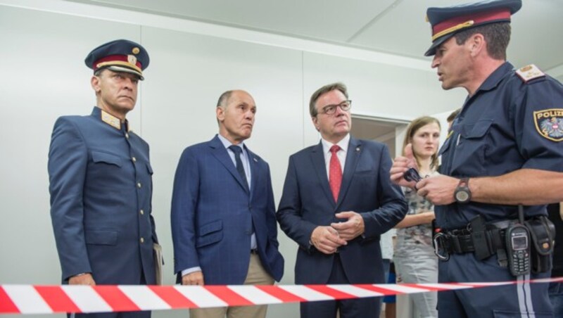 Innenminister Wolfgang Sobotka bei der Besichtigung der Grenze am Brenner (Bild: Land Tirol/Berger)