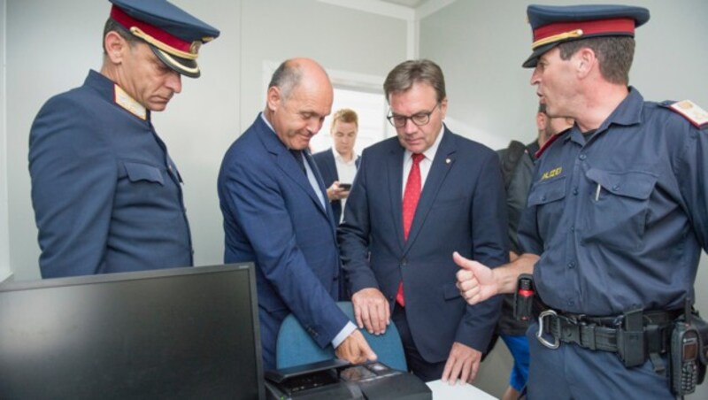 Innenminister Wolfgang Sobotka bei der Besichtigung der Grenze am Brenner (Bild: Land Tirol/Berger)