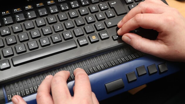 Die Braille-Zeile übersetzt elektronische Dokumente für Blinde und Sehbehinderte (Bild: Juergen Radspieler)