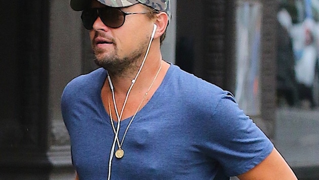 Leonardo DiCaprio hat ein Objekt unter dem Shirt, das sich deutlich abzeichnet. (Bild: www.photopress.at)