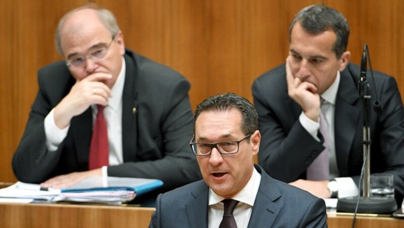 FPÖ-Chef Heinz-Christian Strache, im Hintergrund Justizminister Brandstetter und SPÖ-Chef Kern (Bild: APA/ROLAND SCHLAGER)