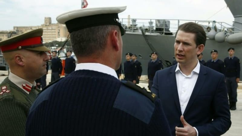 Außenminister Kurz macht sich an Bord eines Frontex-Schiffes ein Bild von den Rettungseinsätzen. (Bild: APA/Außenministerium/Dragan Tatic)