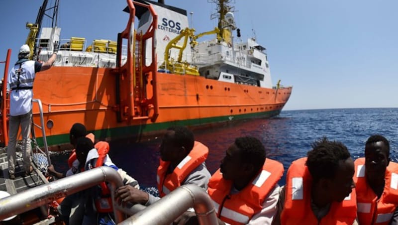 Die "SOS Mediterranee" bei der Rettung von Flüchtlingen (Bild: AFP)