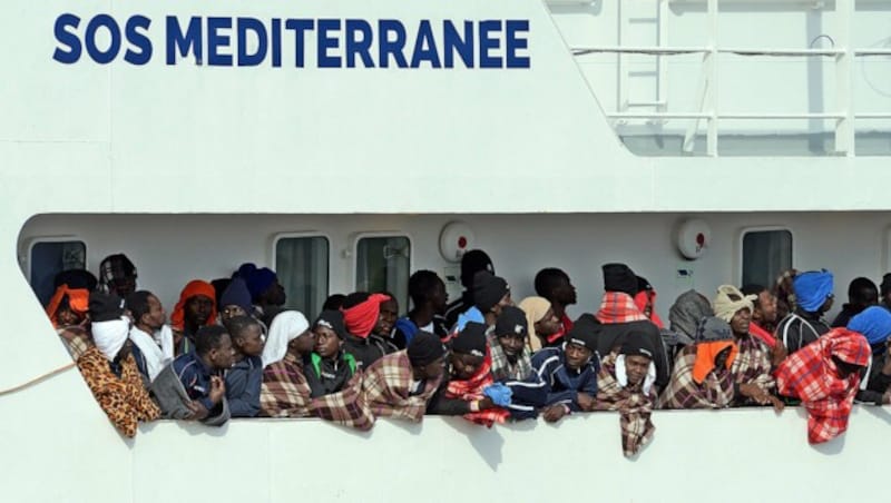 Gerettet Flüchtlinge an Bord der "SOS Mediterranee" (Bild: AFP)