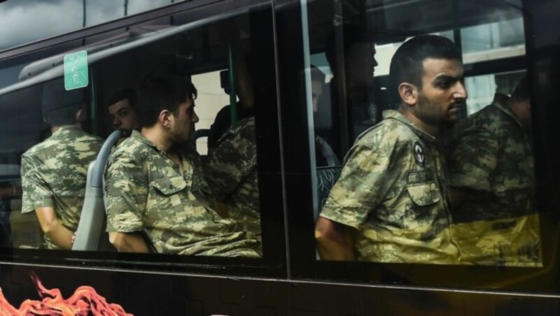 Nach dem Putschversuch verhaftete türkische Soldaten (Bild: AFP/Bulent Kilic)