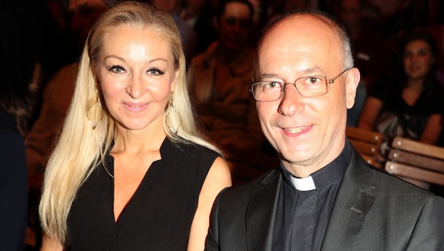 Dompfarrer Toni Faber mit Pfarrköchin Silvia (Bild: KRISTIAN BISSUTI)