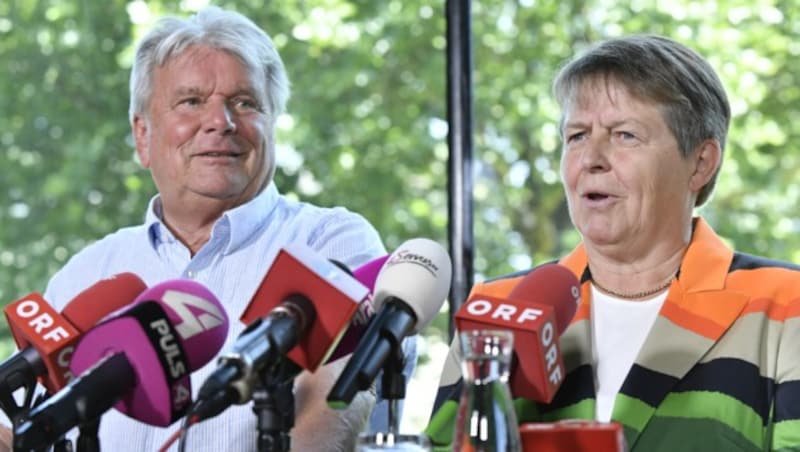 Auch mit Ex-SPÖ-Politikerin Brigitte Ederer drängt Haselsteiner gern ins Medien-Rampenlicht. (Bild: HANS KLAUS TECHT / APA / picturedesk.com)