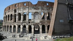 Das Kolosseum, vor dem sich normalerweise Tausende Touristen drängen, scheint verwaist. (Bild: APA/EPA/ALESSANDRO DI MEO)