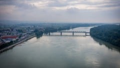 2018 wird die Donaubrücke Mauthausen saniert, eine mehrmonatige Totalsperre ist aber nicht nötig. (Bild: FOTOKERSCHI.AT/KERSCHBAUMMAYR)