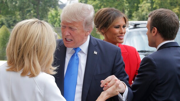 Hier lässt Donald Trump seinen Charme spielen: "Sie haben sich so gut gehalten." (Bild: AP)