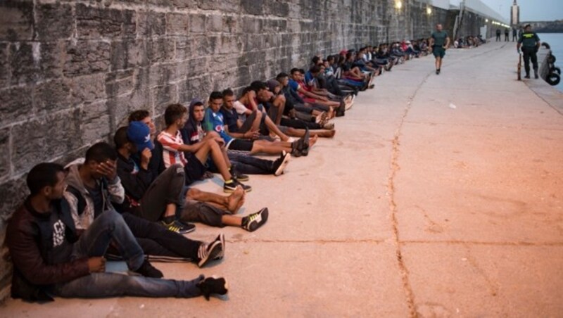 Flüchtlinge warten nach ihrer Rettung aus der Straße von Gibraltar im Hafen von Tarifa. (Bild: AFP)