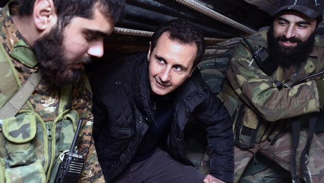 Präsident Bashar al-Assad zu Besuch an der Front (Bild: AP)