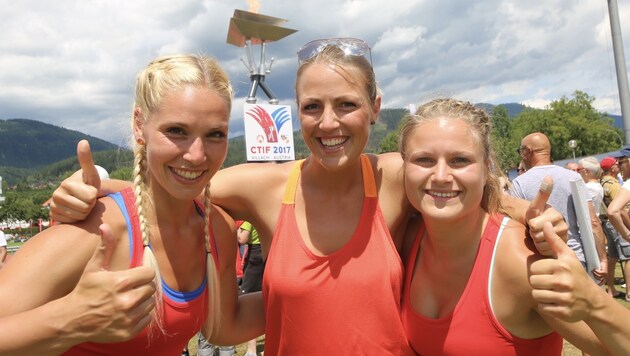 Eileen, Vanessa und Anne vom Team Brandenburg vor dem Olympia-Feuer (Bild: Evelyn Hronek)