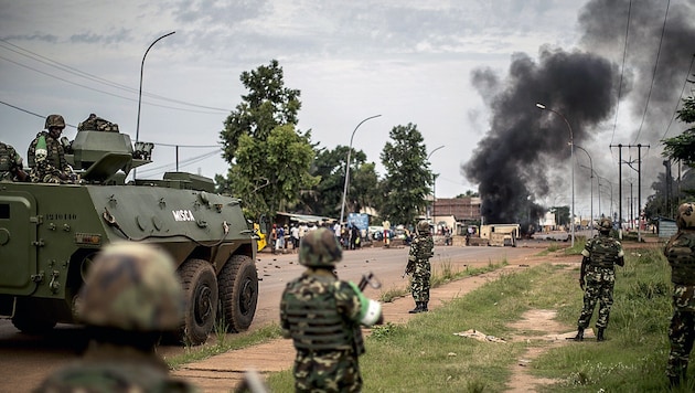 Friedenssoldaten aus Burundi in der Zentralafrikanischen Republik während der Unruhen im Jahr 2014 (Bild: MARCO LONGARI/AFP/picturedesk.com)