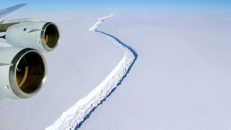 Der Riss im Larsen-C-Schelfeis vom Flugzeug aus gesehen (Bild: NASA/John Sonntag)