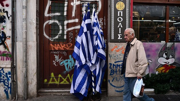 Viele griechische Pensionisten trafen die sozialen Einschnitte massiv. (Bild: APA/AFP/LOUISA GOULIAMAKI)