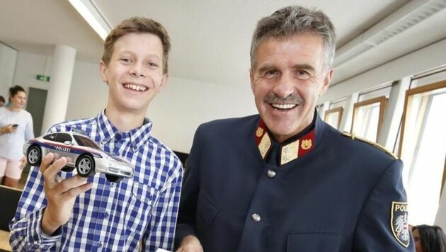 Oberstleutnant Paul Pirchner, Bezirkskommandant im Tennengau, gratulierte Schüler Lucas. (Bild: Markus Tschepp)